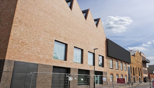 La grande galleria di Damien Hirst apre con John Hoyland. L’artista che criticò lo YBA, per poi ricredersi